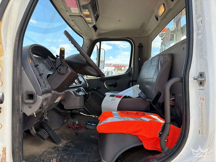 2016-freightliner-m2-106-image-44