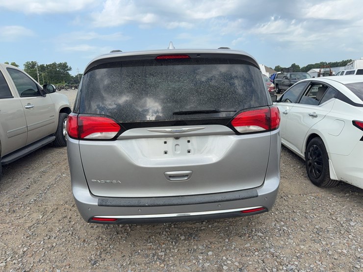 2017-chrysler-pacifica-image-8