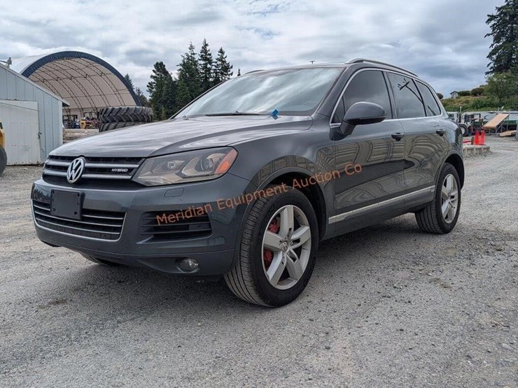 2013-volkswagen-touareg-image-1