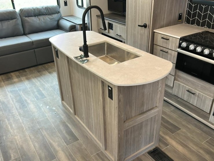 #142-•-2022-keystone-passport-grand-touring-series-2870rl-camper-image-60