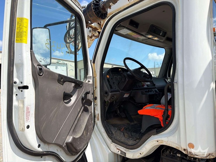 2016-freightliner-m2-106-image-42