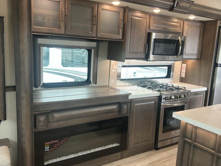 #139-•-2022-grand-design-solitude-310gk-camper-image-55