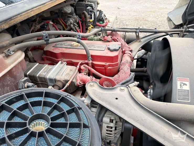 2016-freightliner-m2-106-image-16