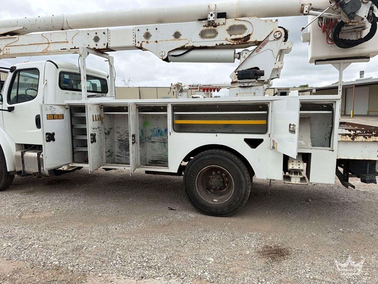 2016-freightliner-m2-106-image-38