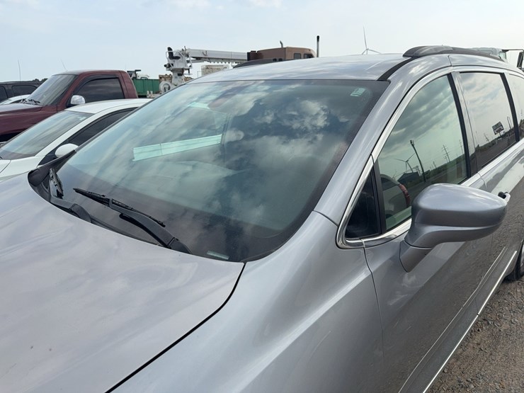 2017-chrysler-pacifica-image-15