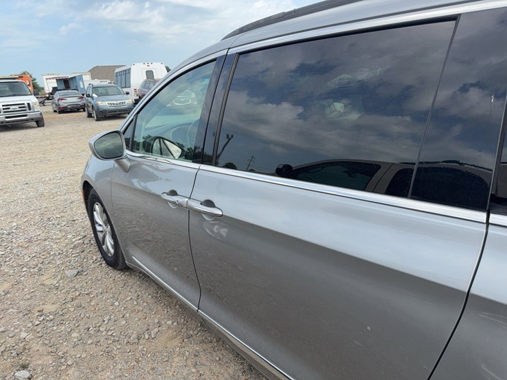 2017-chrysler-pacifica-image-12