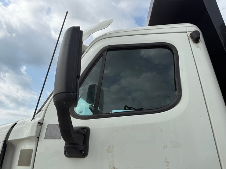 2016-freightliner-cascadia-125-image-18