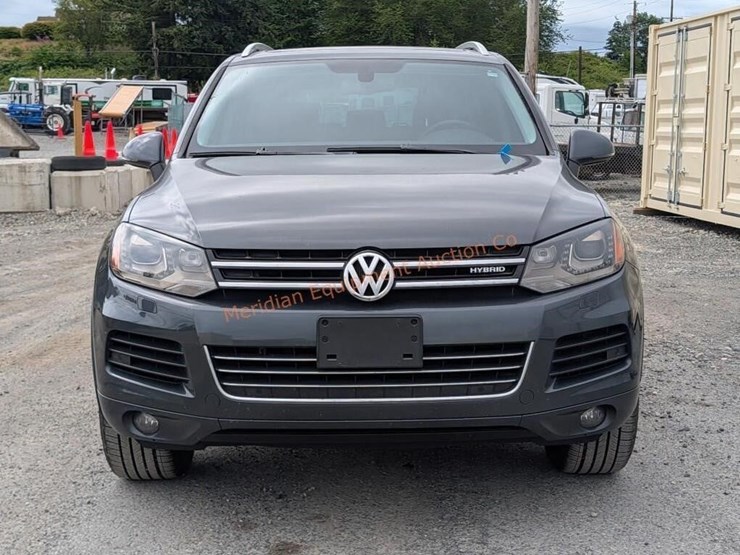 2013-volkswagen-touareg-image-3