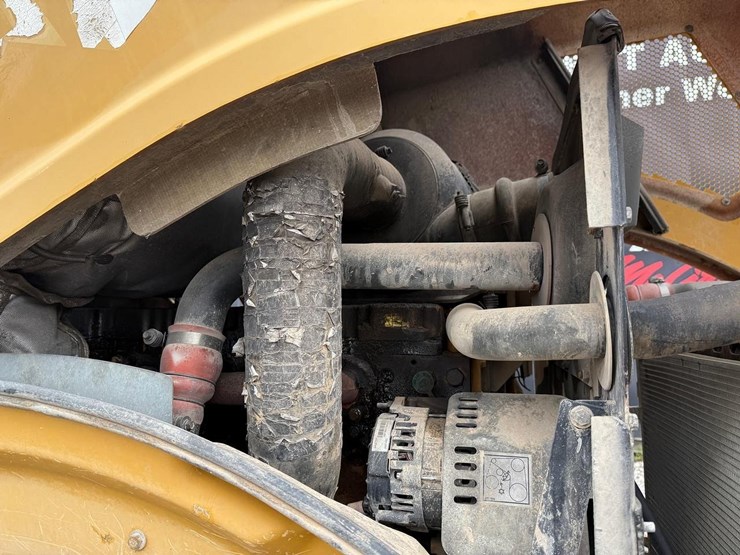 2011-caterpillar-cp56-image-15