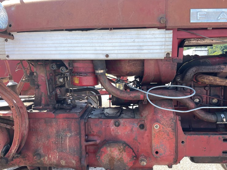 #2102-•-farmall-560-tractor-image-21