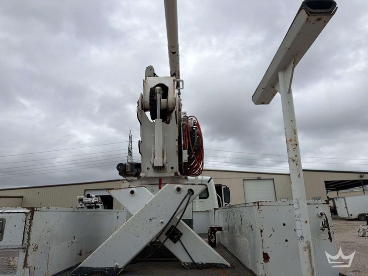 2016-freightliner-m2-106-image-23
