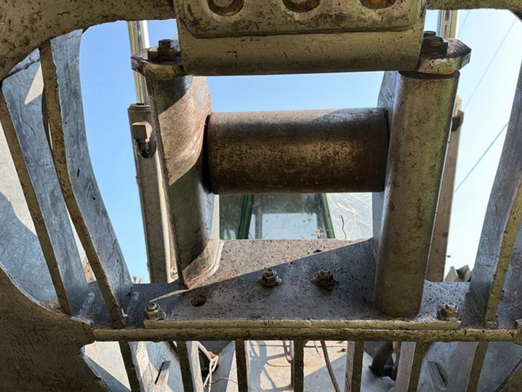 2015-deere-648l-image-19
