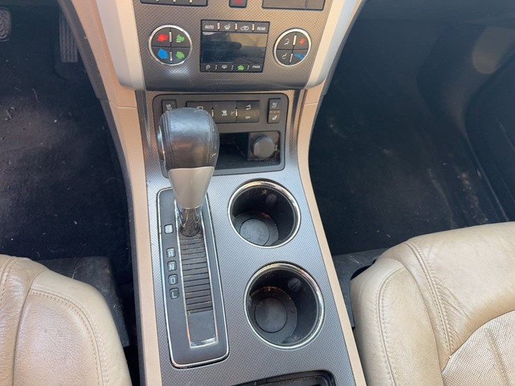 2010-chevrolet-traverse-image-35