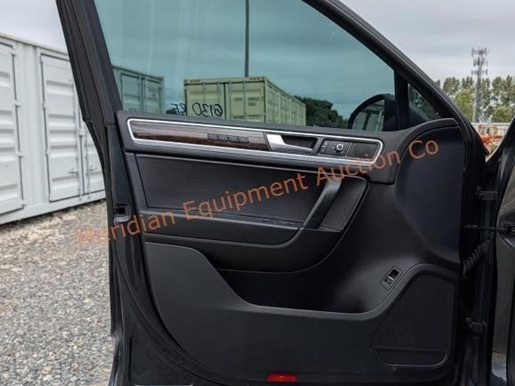 2013-volkswagen-touareg-image-10