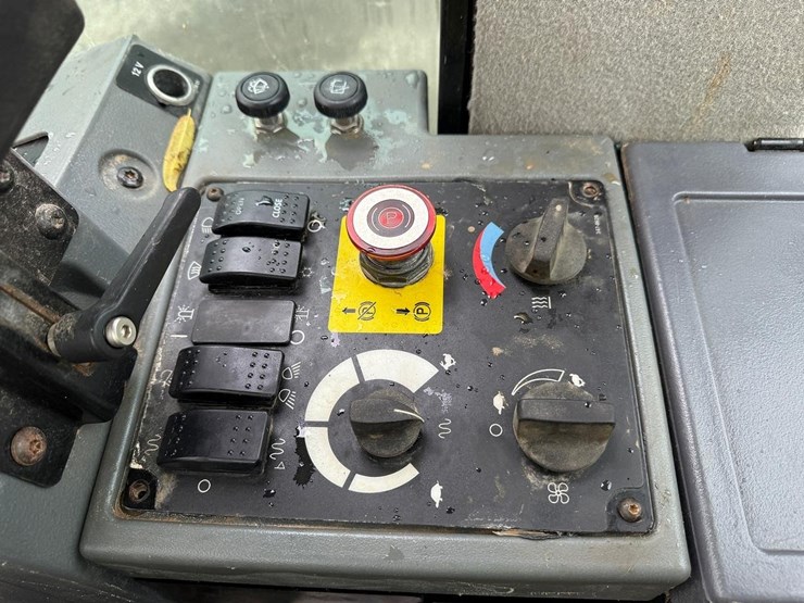 2011-caterpillar-cp56-image-22