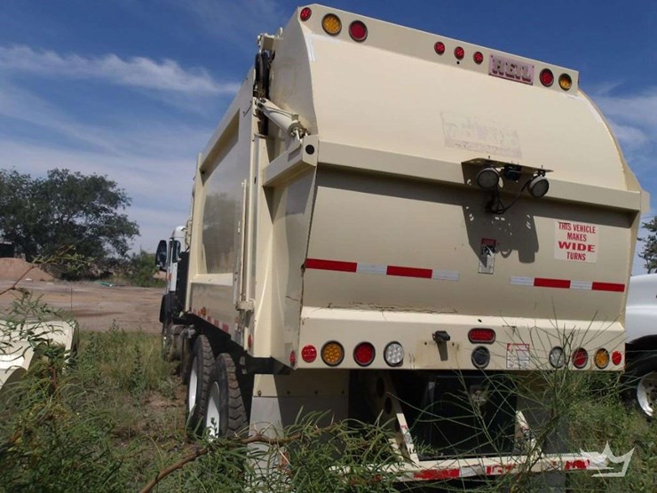 2016-peterbilt-320-image-11