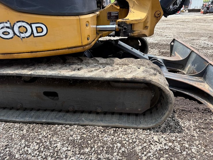 2010-john-deere-60d-image-13