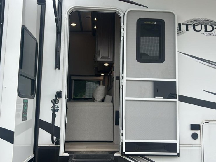 #138-•-2022-grand-design-solitude-345gk-camper-image-16