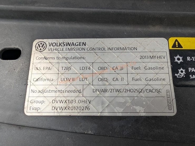 2013-volkswagen-touareg-image-46