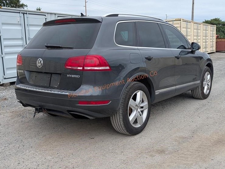 2013-volkswagen-touareg-image-4