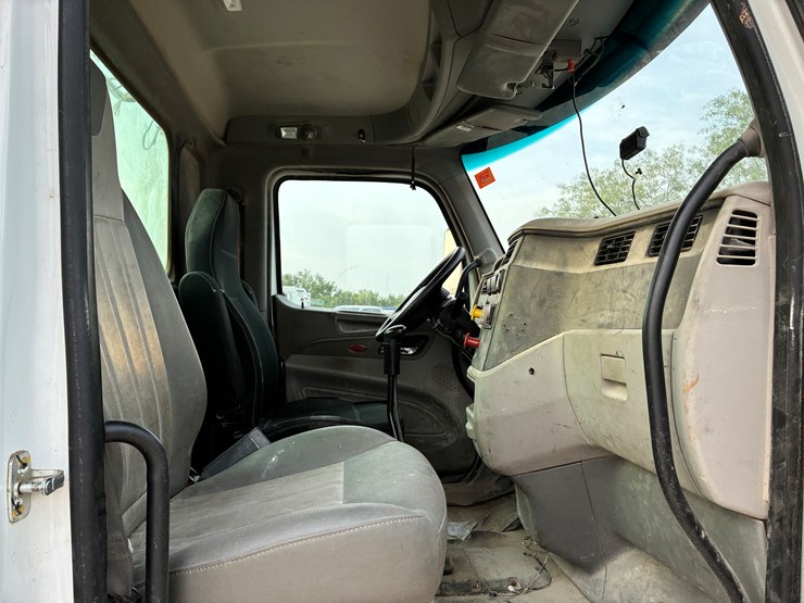 2020-peterbilt-567-image-8