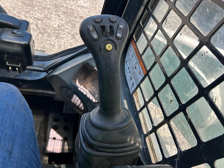 2017-bobcat-t750-image-20