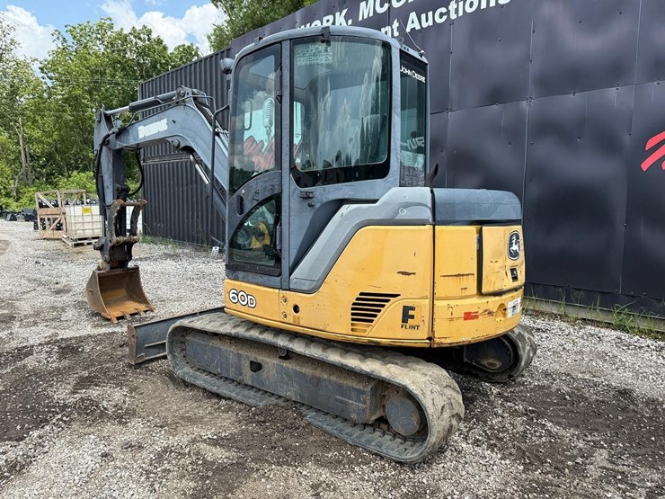 2010-john-deere-60d-image-2