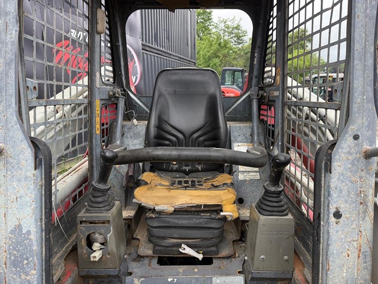 2011-takeuchi-tl240-image-12