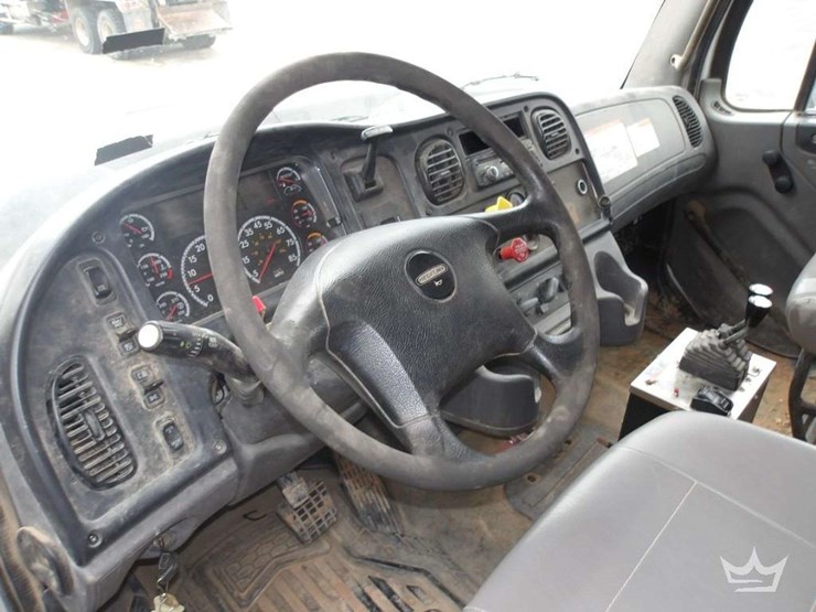 2016-freightliner-108sd-image-5