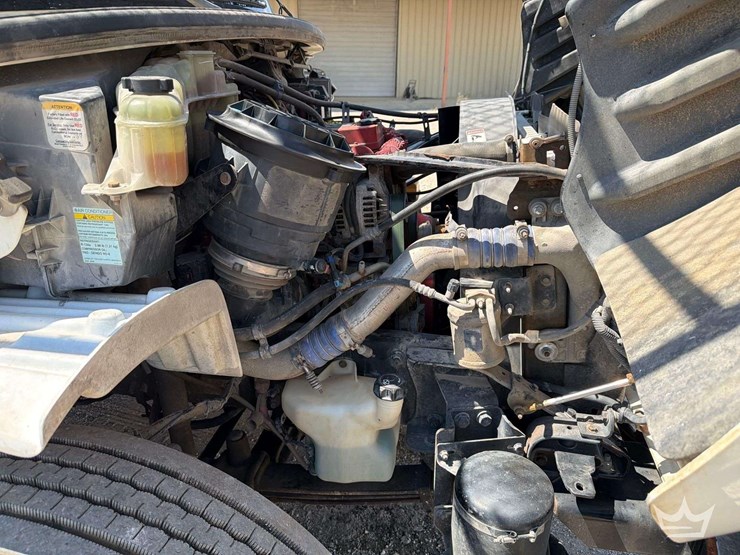 2015-freightliner-m2-106-image-12