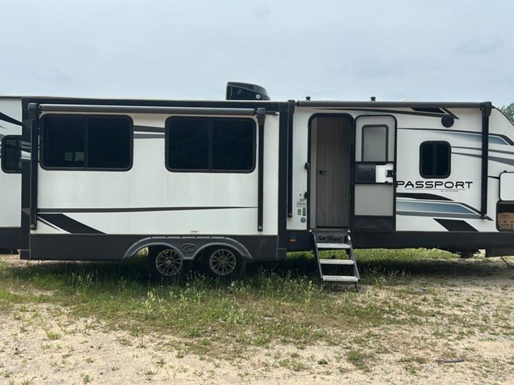 #142-•-2022-keystone-passport-grand-touring-series-2870rl-camper-image-8