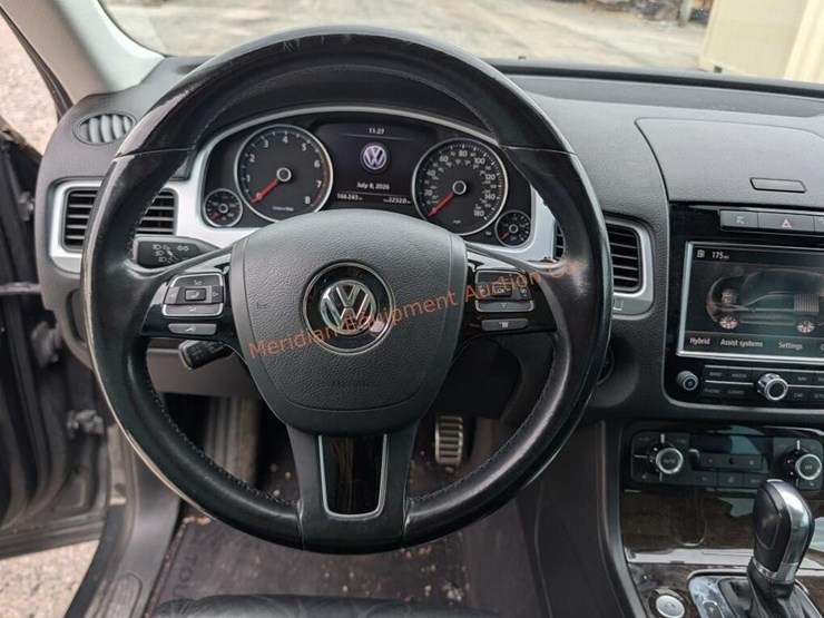 2013-volkswagen-touareg-image-14