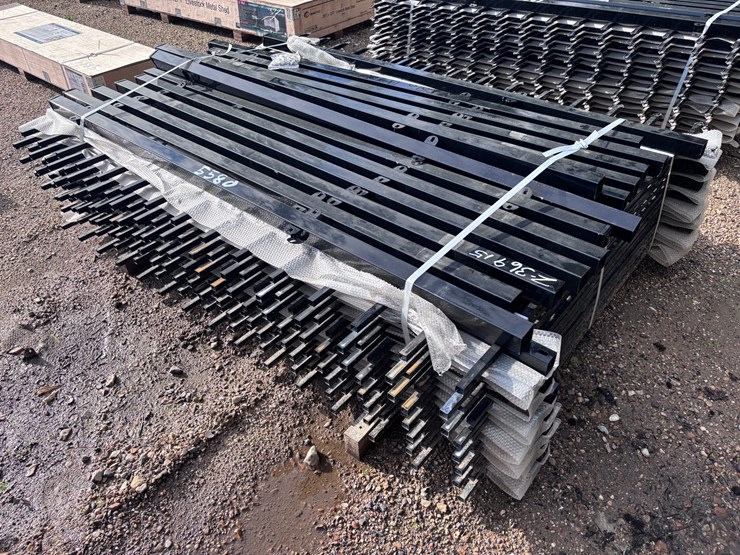 #36915-•-bundle-of-metal-fence-panels-image-2