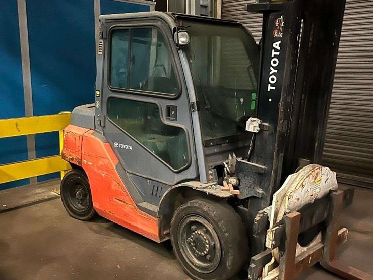 2015-toyota-8fd35u-8,000lb.-diesel-forklift-image-1