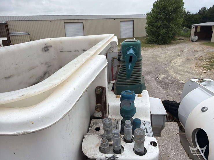 2016-freightliner-m2-106-image-28