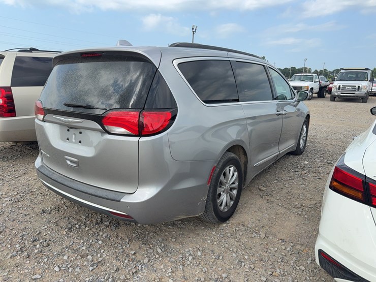 2017-chrysler-pacifica-image-7
