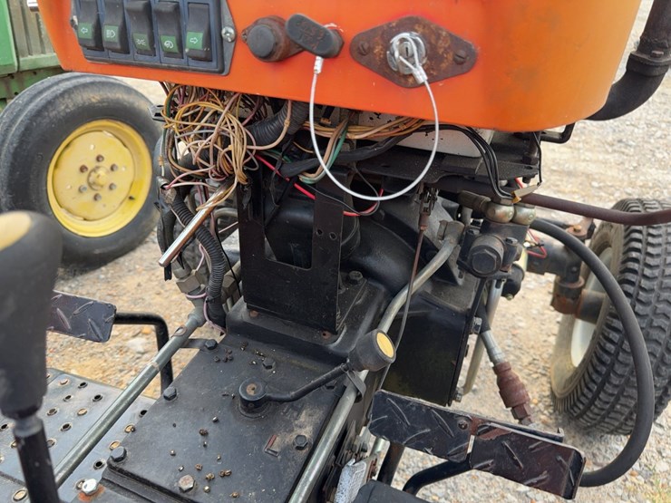 2004-tractor-king-200-image-33