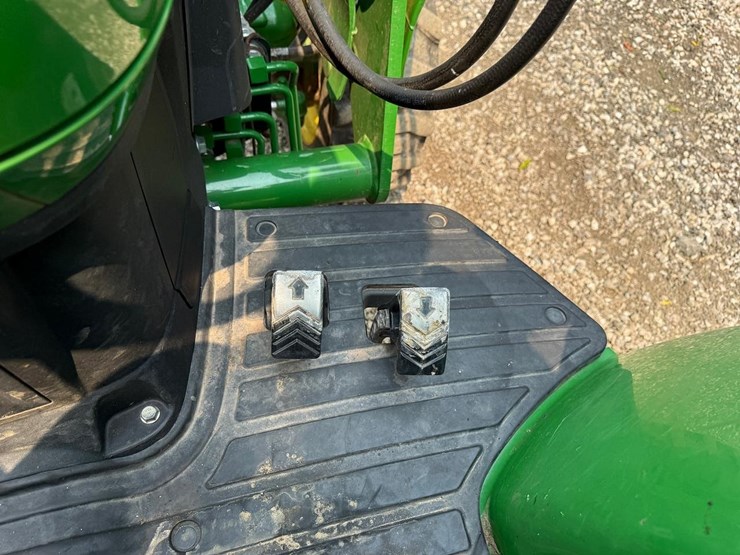 2023-john-deere-4052r-image-21