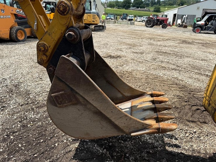 caterpillar-420d-image-15