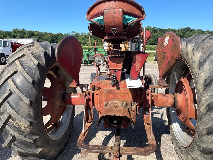 #2102-•-farmall-560-tractor-image-7