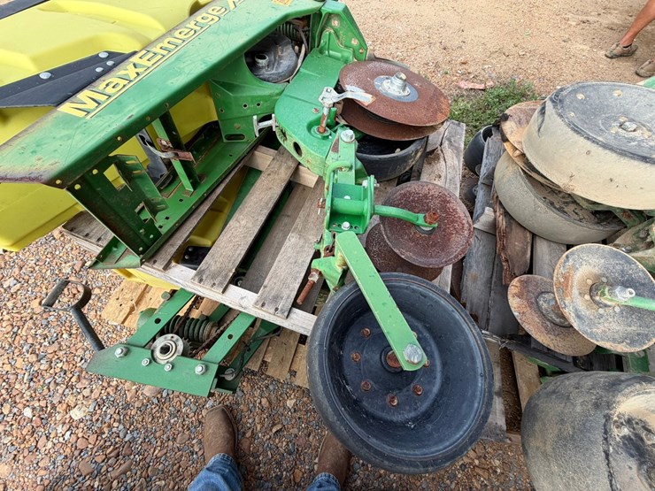 #2666-•-lot-of-(12)-john-deere-max-emergexp-planter-units-inv#2666-image-3