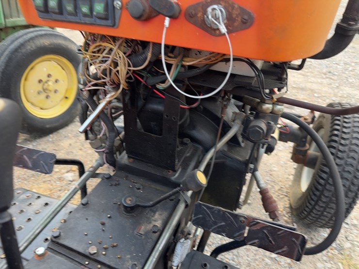 2004-tractor-king-200-image-32