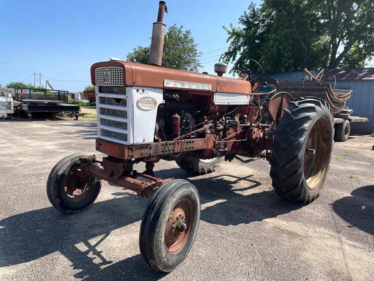 #2102-•-farmall-560-tractor-image-1