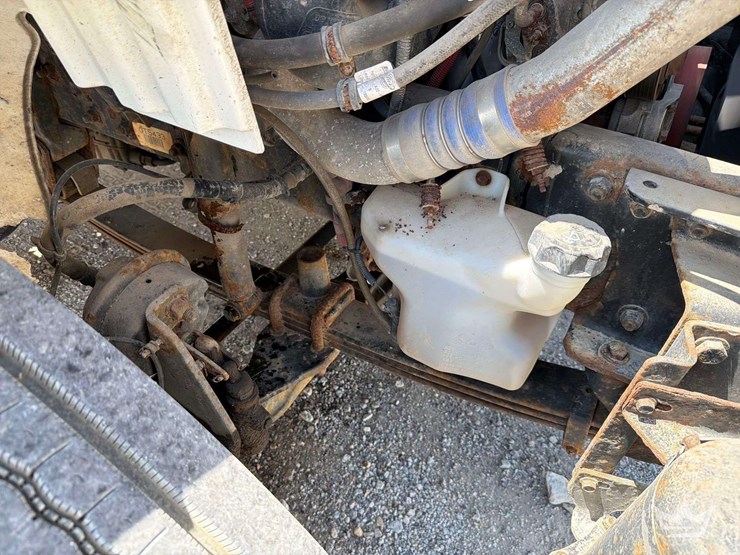 2016-freightliner-m2-106-image-19