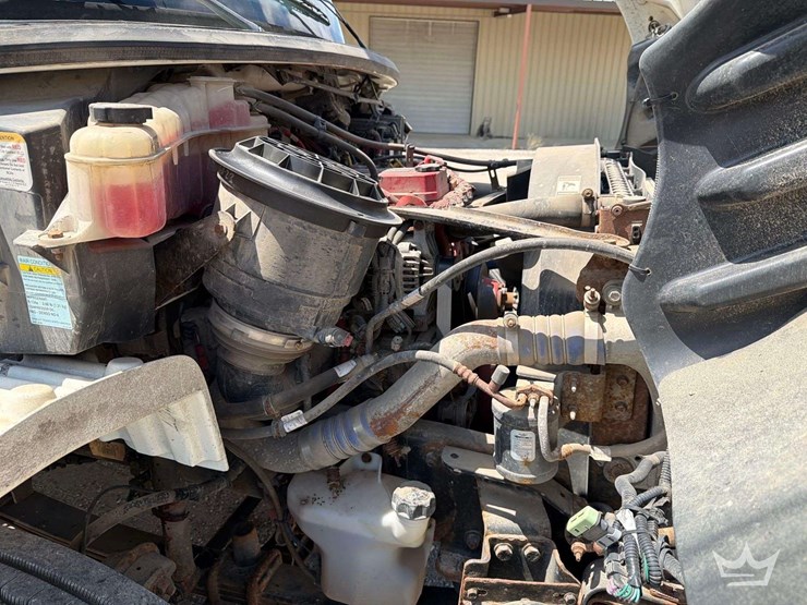 2016-freightliner-m2-106-image-16