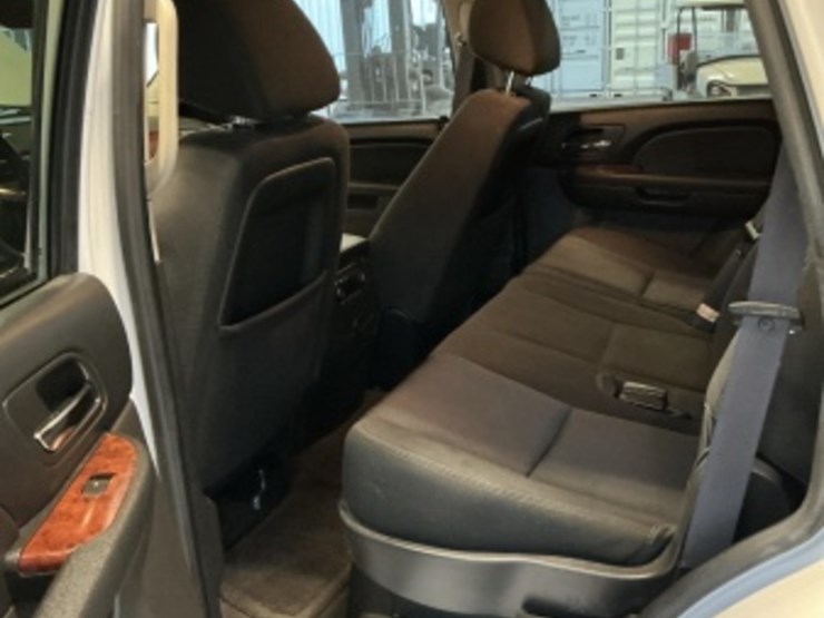 2013-chevrolet-tahoe-image-24