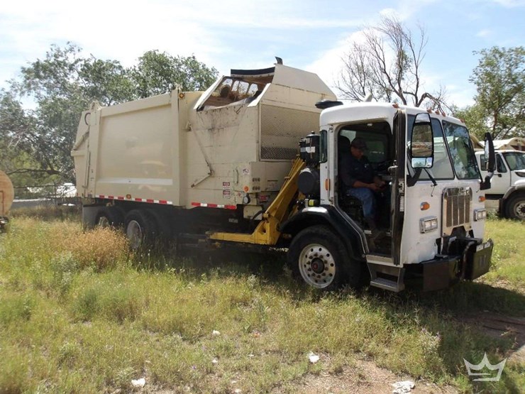 2016-peterbilt-320-image-2