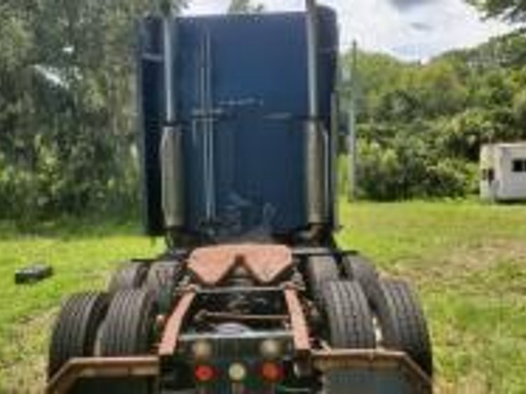 #130-•-benefit-of-the-purple-heart-foundation-2001-freightliner-c120-image-4
