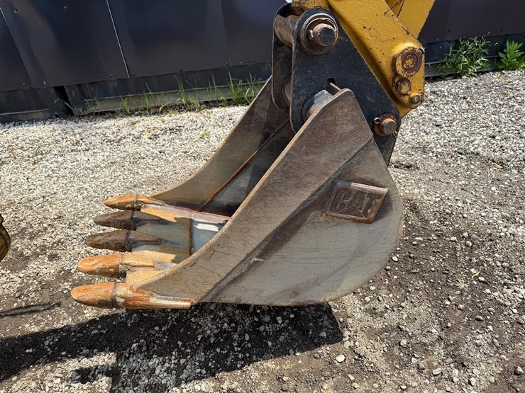 caterpillar-420d-image-16