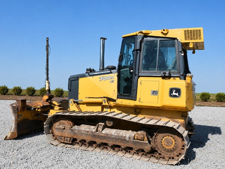 2008-deere-700j-xlt-image-2